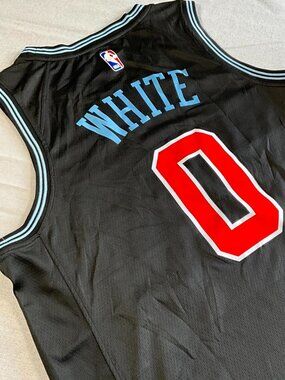 Mens NWTs Nike NBA Chicago Bulls Coby White 0 Dri-FIT Swingman Jersey (Medium)